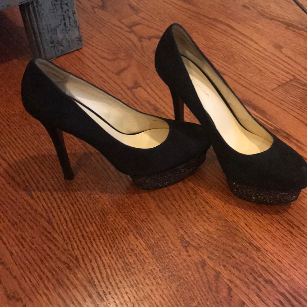 Black pumps